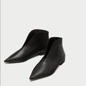 FLAT ANKLE BOOTS WITH V-VAMP